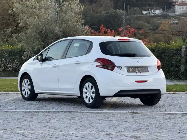 Peugeot 208 2016 - 7500 EUR, 121000 km - AUTO.MOTO.pt - 121000km - foto 11 de 20