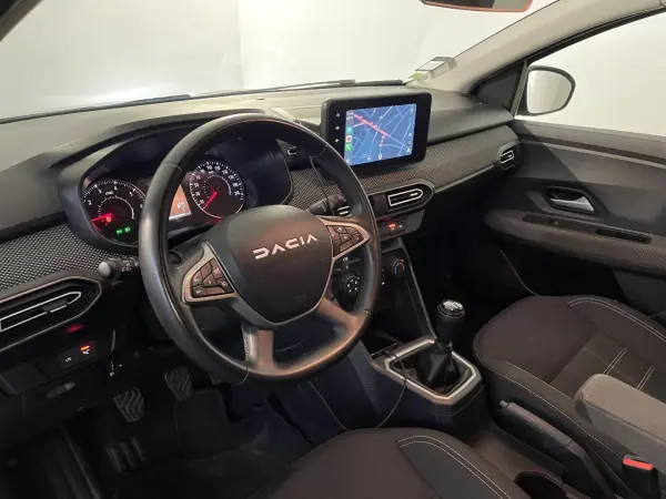 Dacia Jogger 2023 - 16450 EUR, 81000 km - AUTO.MOTO.pt - 81000km - foto 12 de 31
