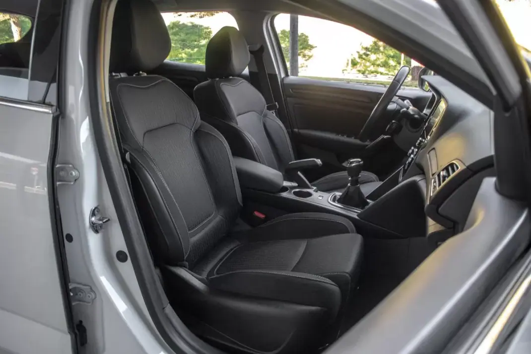 Renault Mégane 2019 - 9870 EUR, 301536 km - AUTO.MOTO.pt - 301536km - foto 25 de 38