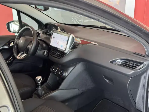 Peugeot 208 2018 - 12990 EUR, 96669 km - AUTO.MOTO.pt - 96669km - foto 14 de 21