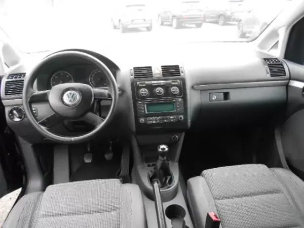 Volkswagen Touran 2003 - 7500 EUR, 303400 km - AUTO.MOTO.pt - 303400km - foto 9 de 11
