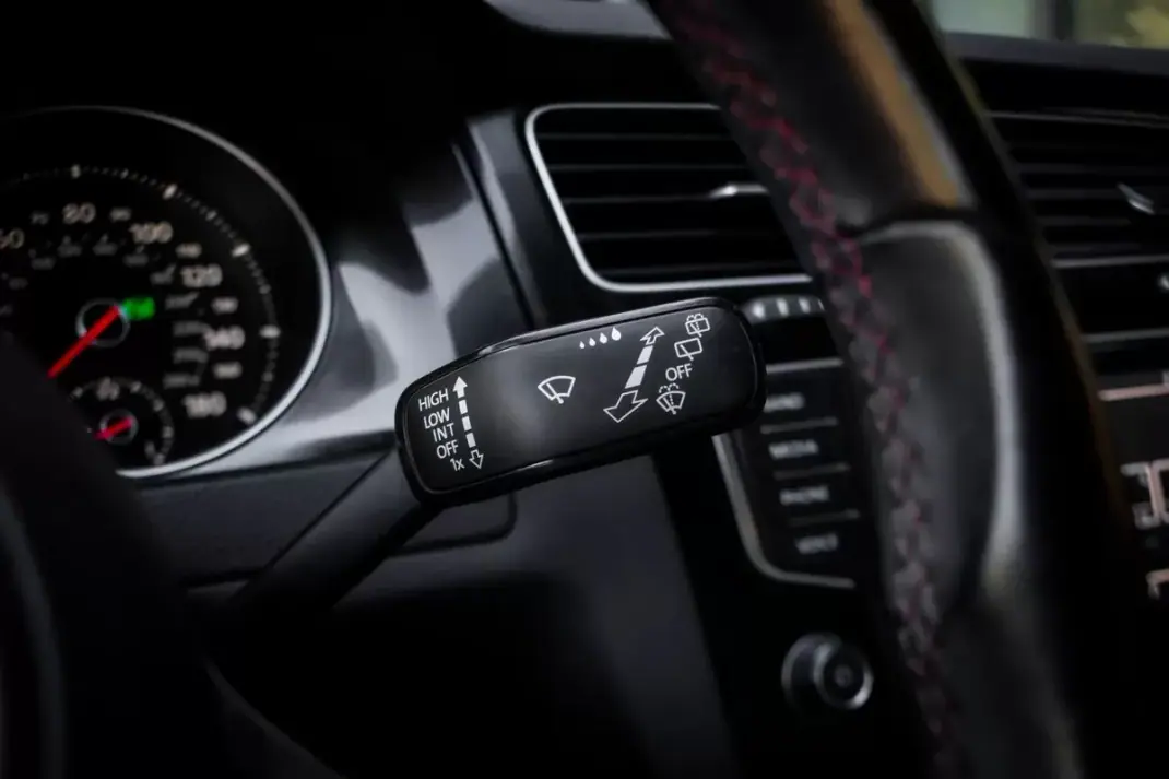 Volkswagen Golf 2015 - 24990 EUR, 83192 km - AUTO.MOTO.pt - 83192km - foto 17 de 45