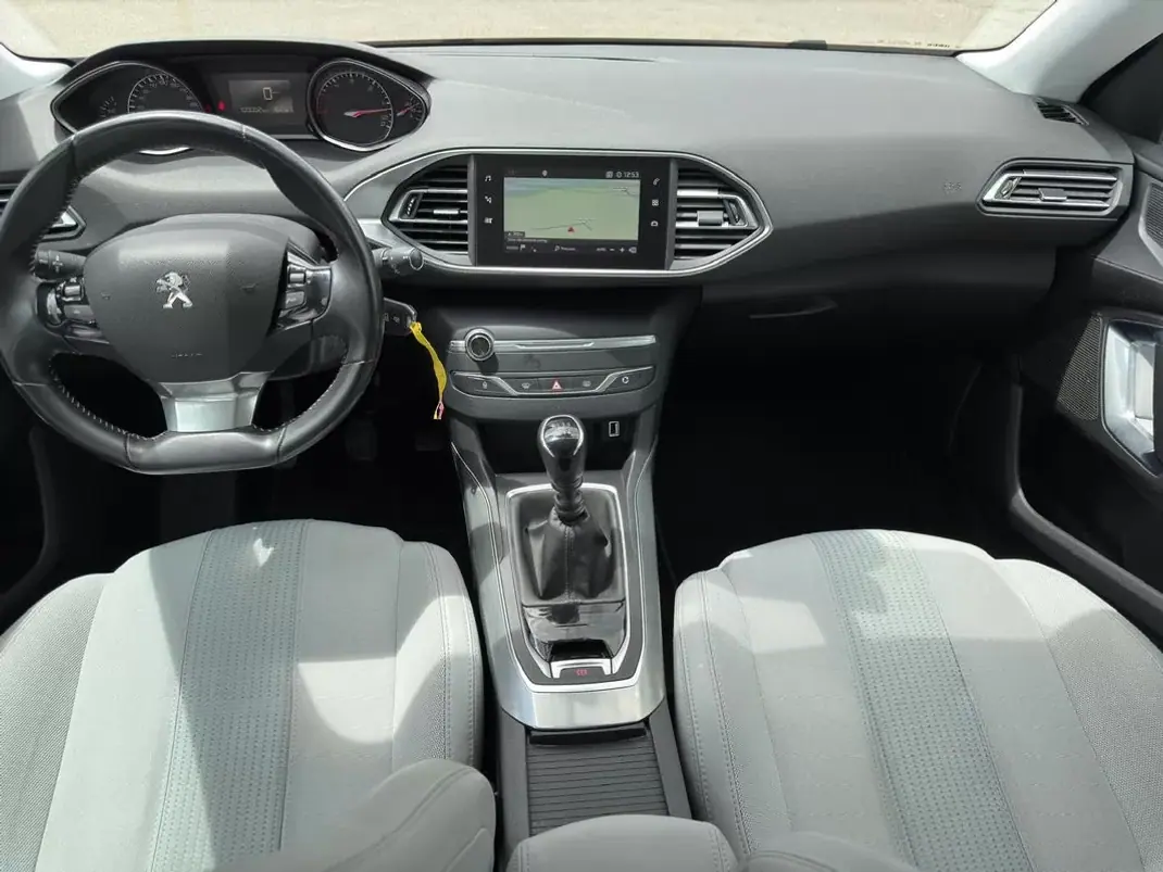 Peugeot 308 2020 - 13900 EUR, 100002 km - AUTO.MOTO.pt - 100002km - foto 12 de 21