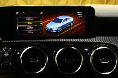 Mercedes-Benz A 250 2020 - 23900 EUR, 140000 km - AUTO.MOTO.pt - 140000km - foto 27 de 35