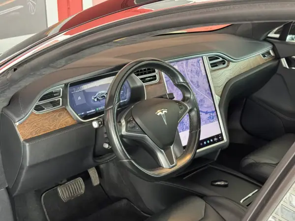 Tesla Model S 2017 - 25990 EUR, 151612 km - AUTO.MOTO.pt - 151612km - foto 18 de 23