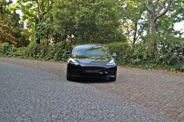 Tesla Model 3 2020 - 22750 EUR, 81000 km - AUTO.MOTO.pt - 81000km - foto 3 de 15