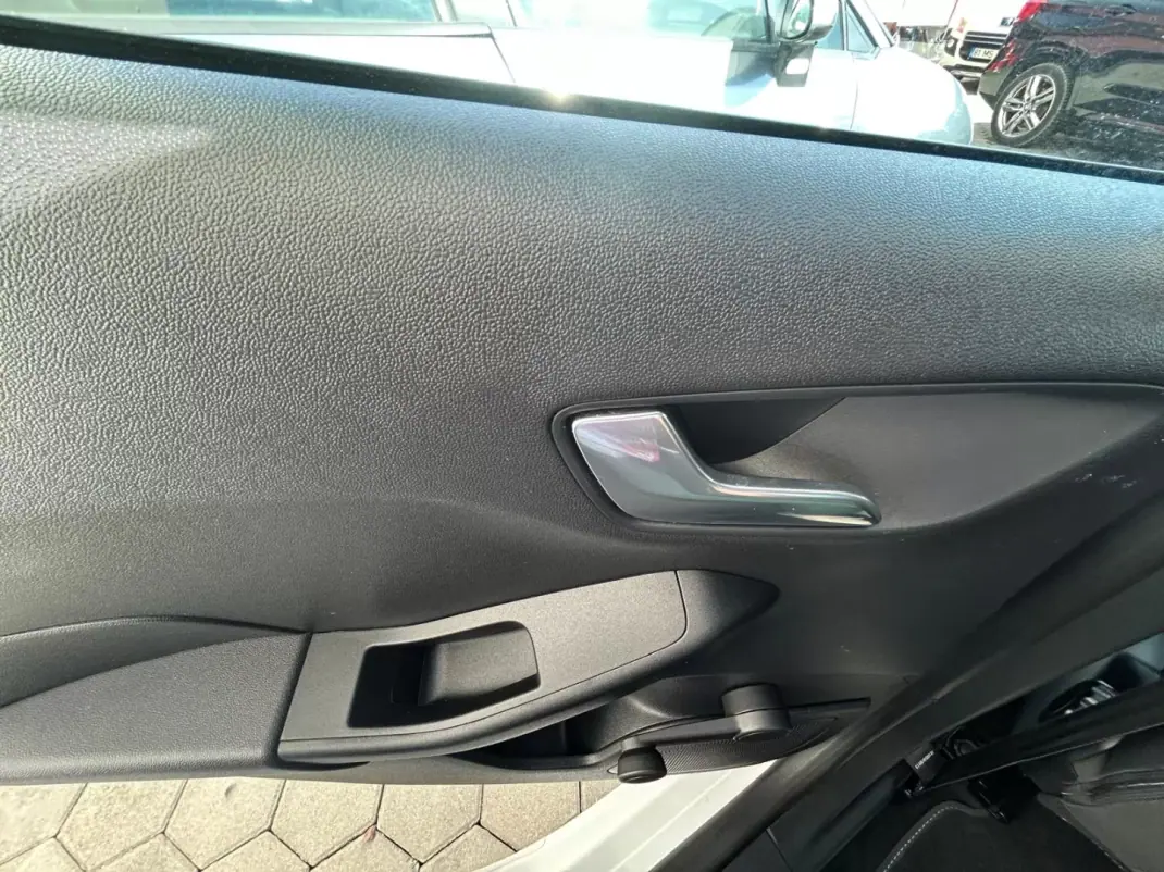 Ford Fiesta 2018 - 13500 EUR, 60152 km - AUTO.MOTO.pt - 60152km - foto 17 de 22