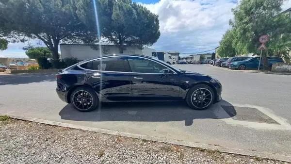 Tesla Model 3 2019 - 22500 EUR, 113000 km - AUTO.MOTO.pt - 113000km - foto 17 de 53