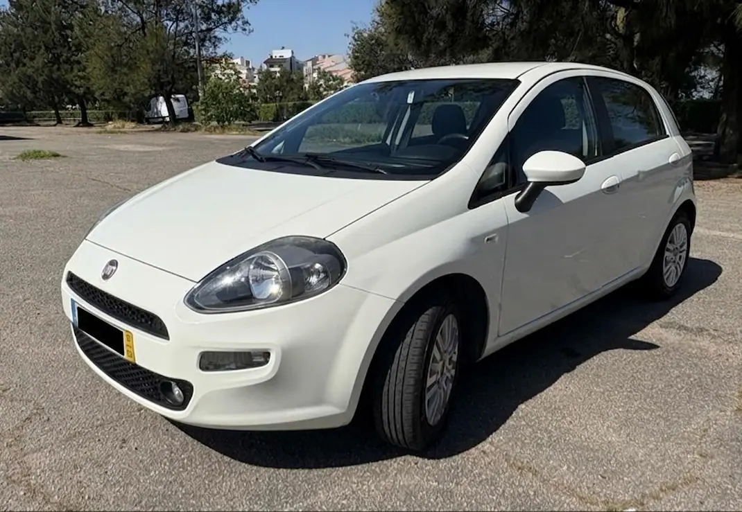 Fiat Punto 2015 - 6850 EUR, 76000 km - AUTO.MOTO.pt - 76000km - foto 3 de 13