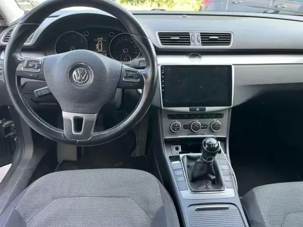 Volkswagen Passat 2009 - 8900 EUR, 300000 km - AUTO.MOTO.pt - 300000km - foto 9 de 12