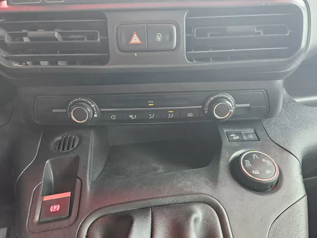 Citroën BERLINGO 3 LUGARES 2020 - 10750 EUR, 154000 km - AUTO.MOTO.pt - 154000km - foto 9 de 14