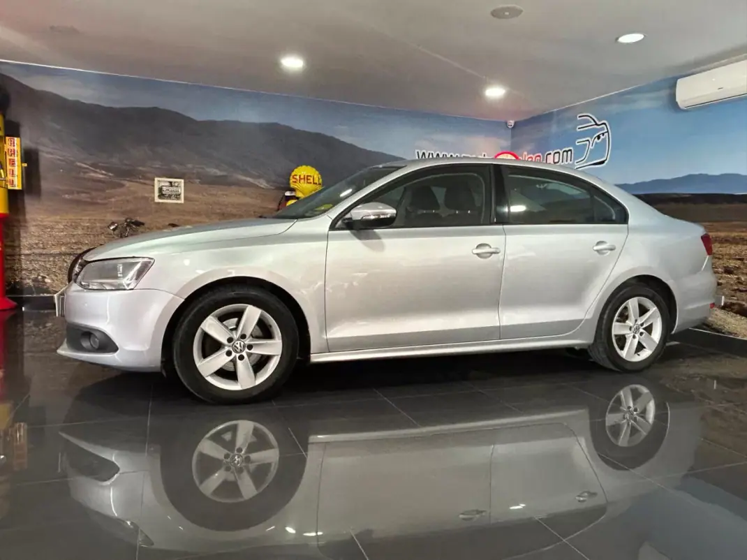Volkswagen Jetta 2011 - 8500 EUR, 224614 km - AUTO.MOTO.pt - 224614km - foto 1 de 21