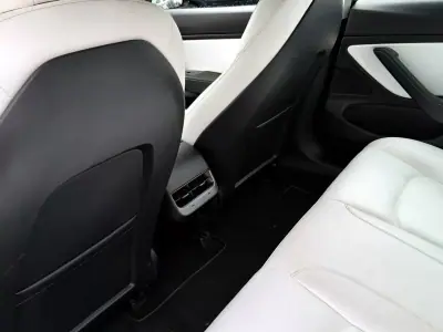 Tesla Model 3 2020 - 30400 EUR, 105371 km - AUTO.MOTO.pt - 105371km - foto 18 de 26