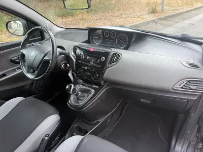 Lancia Ypsilon 2013 - 5990 EUR, 135000 km - AUTO.MOTO.pt - 135000km - foto 15 de 26
