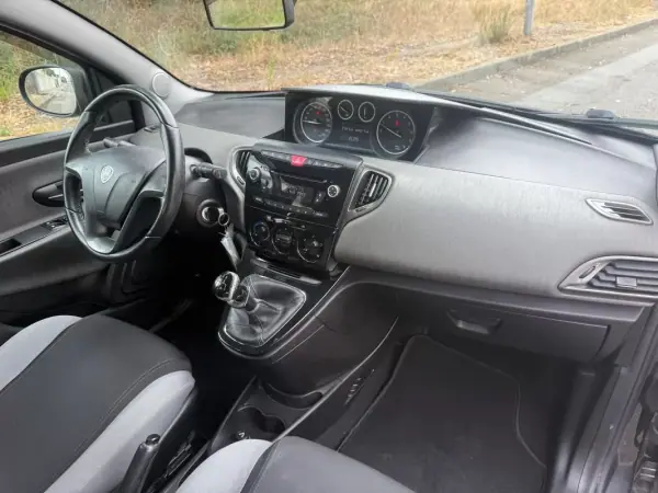 Lancia Ypsilon 2013 - 5990 EUR, 135000 km - AUTO.MOTO.pt - 135000km - foto 15 de 26