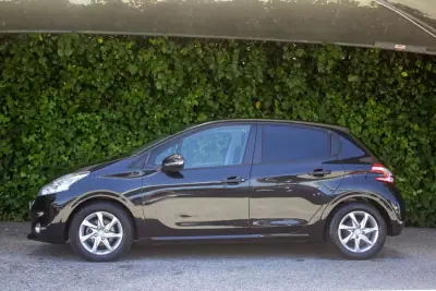 Peugeot 208 2012 - 7900 EUR, 99500 km - AUTO.MOTO.pt - 99500km - foto 7 de 16