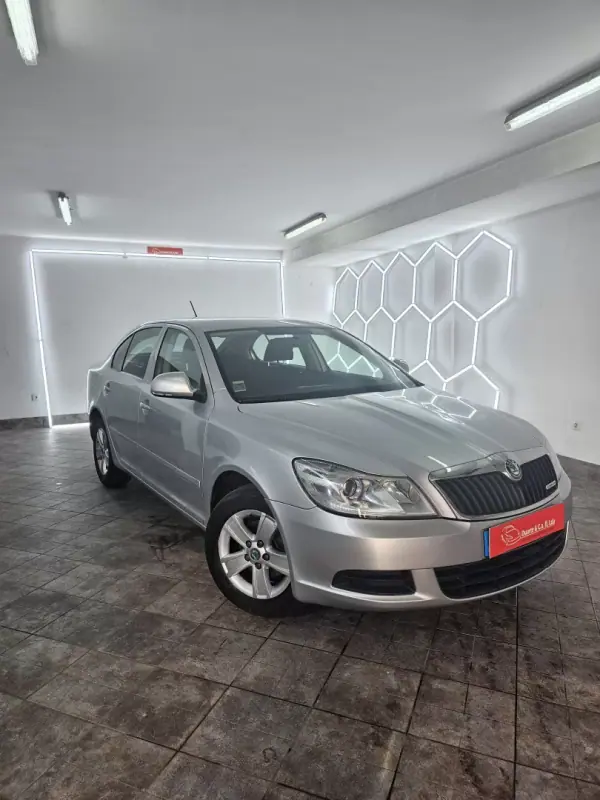 Skoda Octavia 2012 - 9350 EUR, 284108 km - AUTO.MOTO.pt - 284108km - foto 2 de 26
