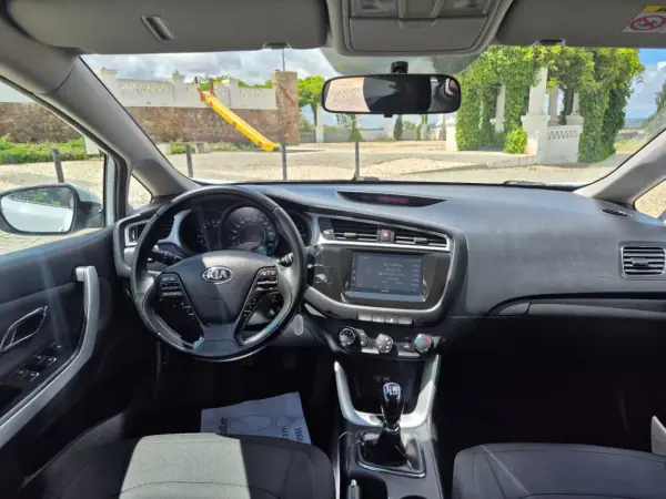 Kia Ceed 2017 - 13250 EUR, 92215 km - AUTO.MOTO.pt - 92215km - foto 6 de 23