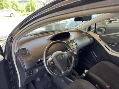 Toyota Yaris 2010 - 5500 EUR, 207295 km - AUTO.MOTO.pt - 207295km - foto 13 de 26