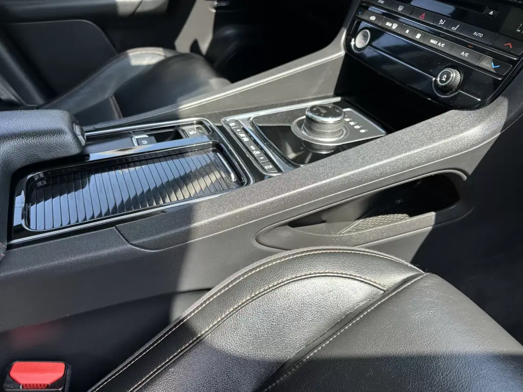 Jaguar F-Pace 2018 - 22500 EUR, 146000 km - 146000km - foto 66 de 69
