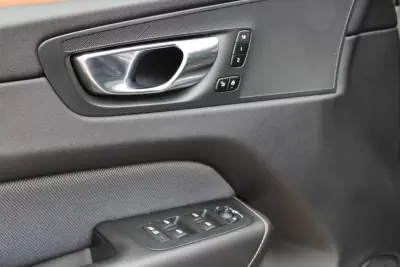 Volvo XC 60 2020 - 33990 EUR, 168000 km - AUTO.MOTO.pt - 168000km - foto 21 de 37