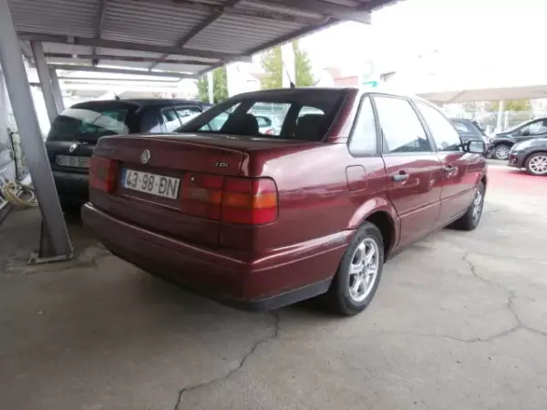 Volkswagen Passat 1994 - 2250 EUR, 333645 km - AUTO.MOTO.pt - 333645km - foto 5 de 13