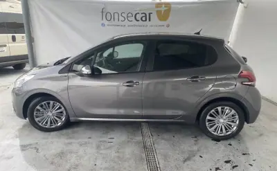 Peugeot 208 2019 - 10750 EUR, 112682 km - AUTO.MOTO.pt - 112682km - foto 2 de 12
