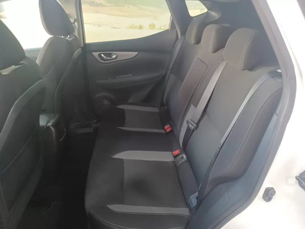 Nissan Qashqai 2018 - 17900 EUR, 54008 km - 54008km - foto 27 de 39