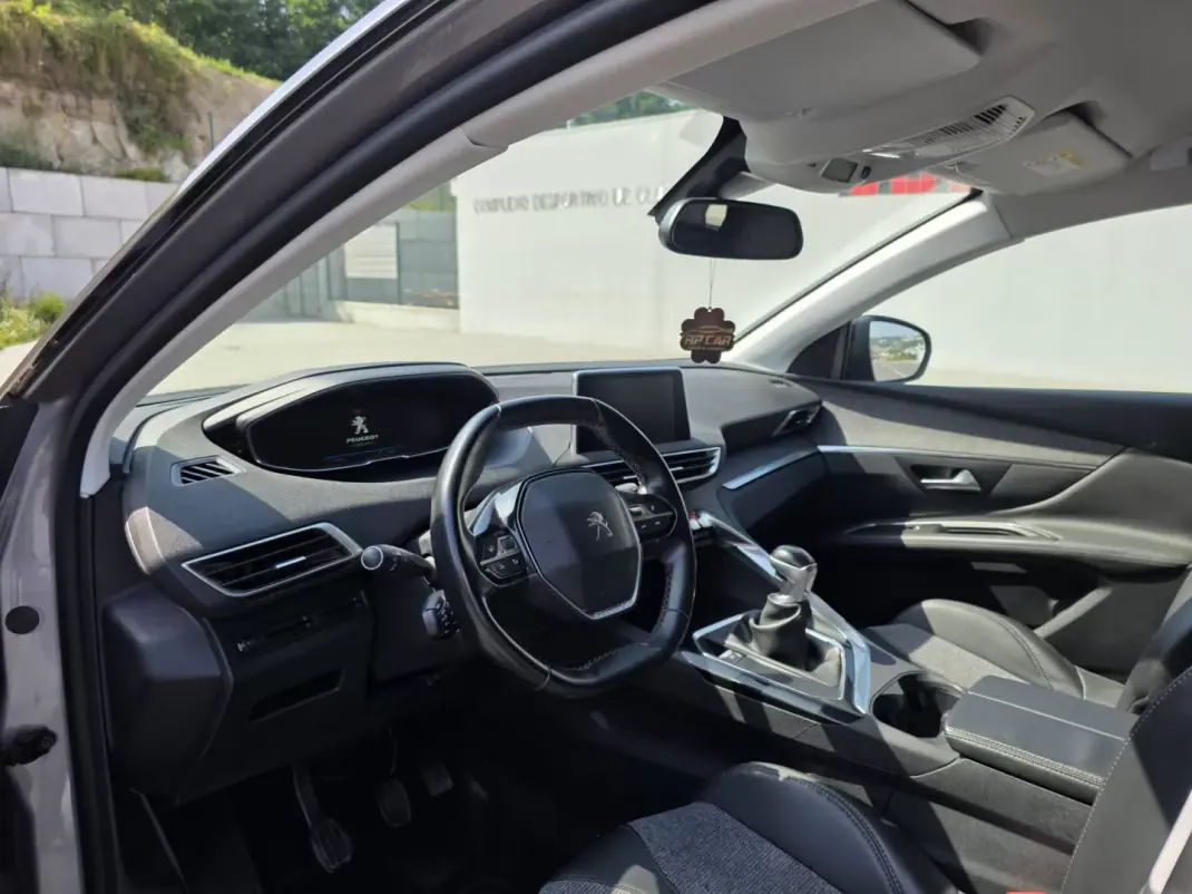 Peugeot 3008 2017 - 18990 EUR, 117000 km - AUTO.MOTO.pt - 117000km - foto 2 de 15