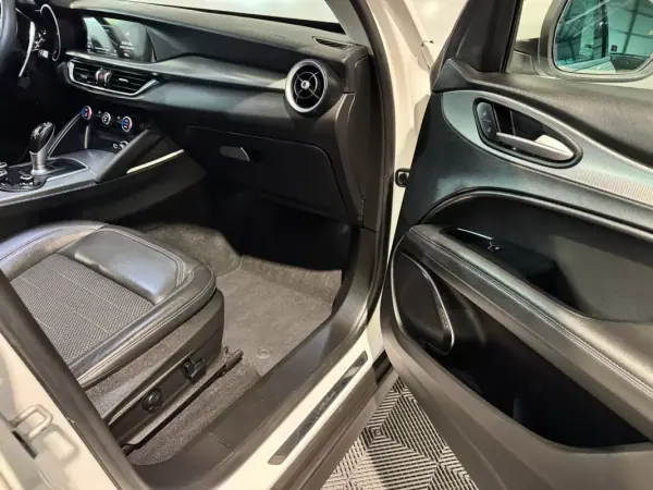 Alfa Romeo Stelvio 2017 - 22900 EUR, 215900 km - AUTO.MOTO.pt - 215900km - foto 35 de 60