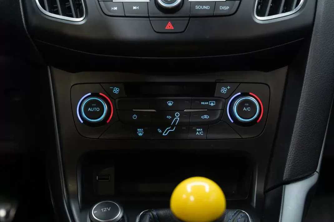 Ford Focus 2016 - 42950 EUR, 61000 km - AUTO.MOTO.pt - 61000km - foto 22 de 49