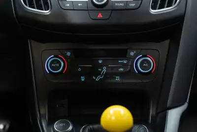 Ford Focus 2016 - 42950 EUR, 61000 km - AUTO.MOTO.pt - 61000km - foto 22 de 49