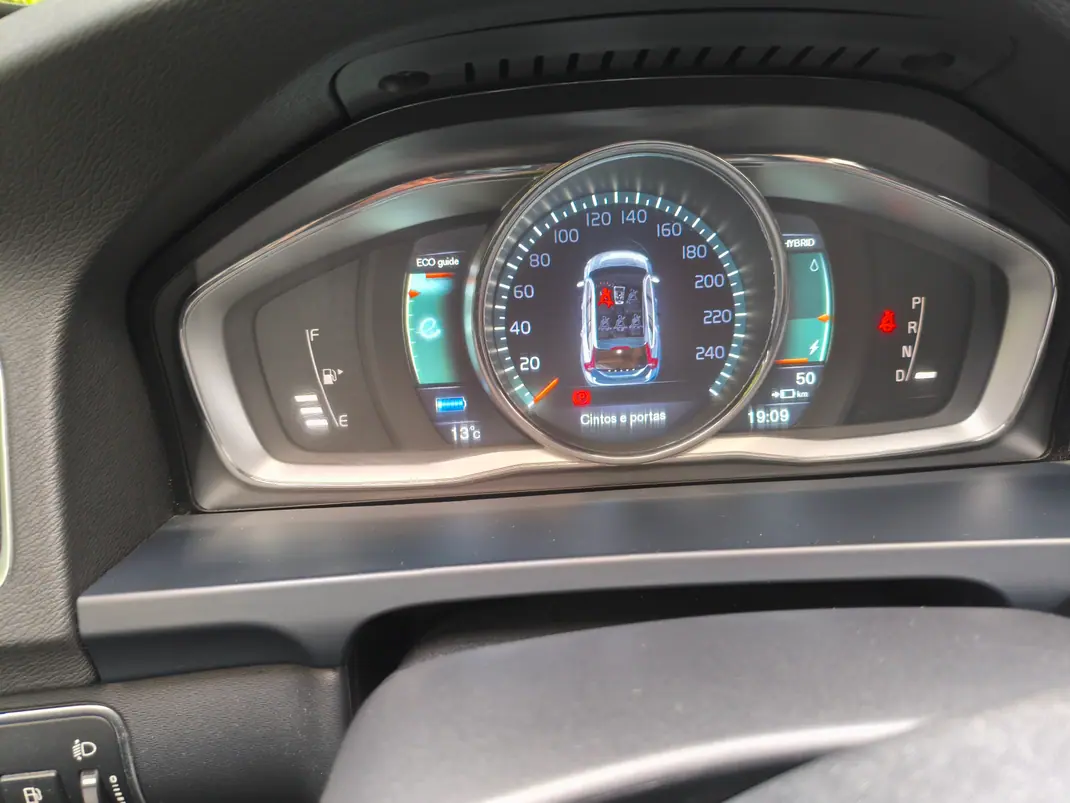 Volvo V60 2015 - 12500 EUR, 175000 km - AUTO.MOTO.pt - 175000km - foto 12 de 13