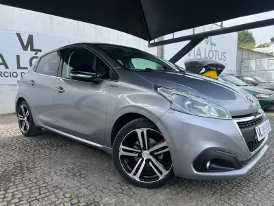 Peugeot 208 2018 - 13500 EUR, 41987 km - AUTO.MOTO.pt - 41987km - foto 3 de 18