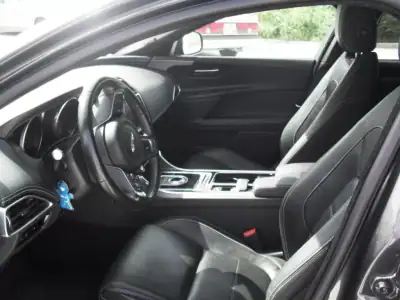 Jaguar XE 2017 - 25950 EUR, 59977 km - AUTO.MOTO.pt - 59977km - foto 20 de 35