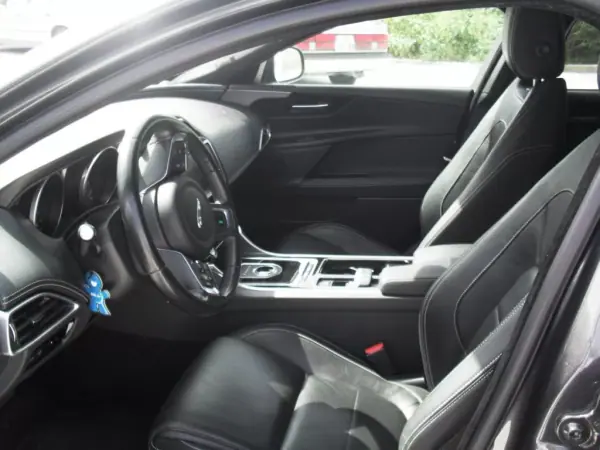 Jaguar XE 2017 - 25950 EUR, 59977 km - AUTO.MOTO.pt - 59977km - foto 20 de 35