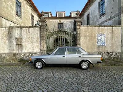 Mercedes-Benz 300 1982 - 13900 EUR, 233000 km - AUTO.MOTO.pt - 233000km - foto 31 de 32