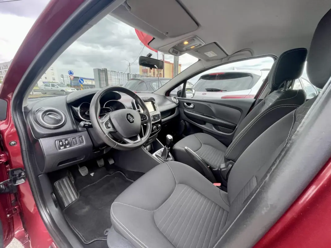 Renault Clio Sport Tourer 2018 - 11950 EUR, 87109 km - AUTO.MOTO.pt - 87109km - foto 12 de 27