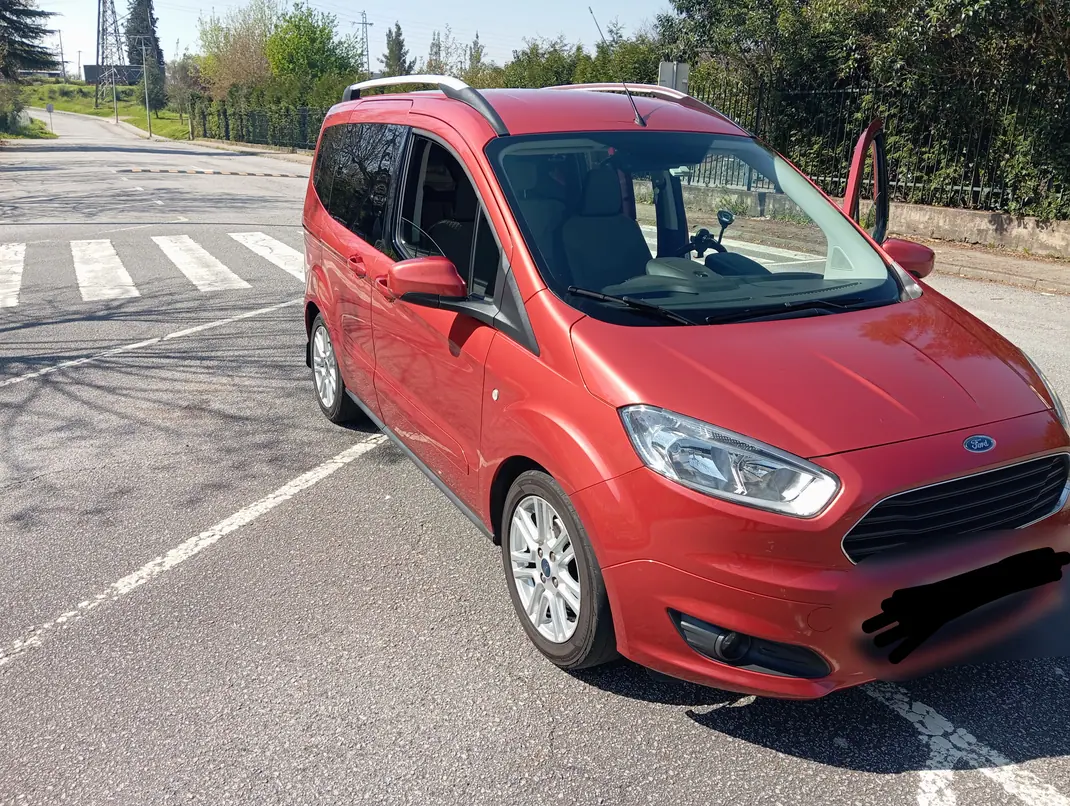 Ford Tourneo Courier 2017 - 10500 EUR, 122000 km - AUTO.MOTO.pt - 122000km - foto 4 de 13