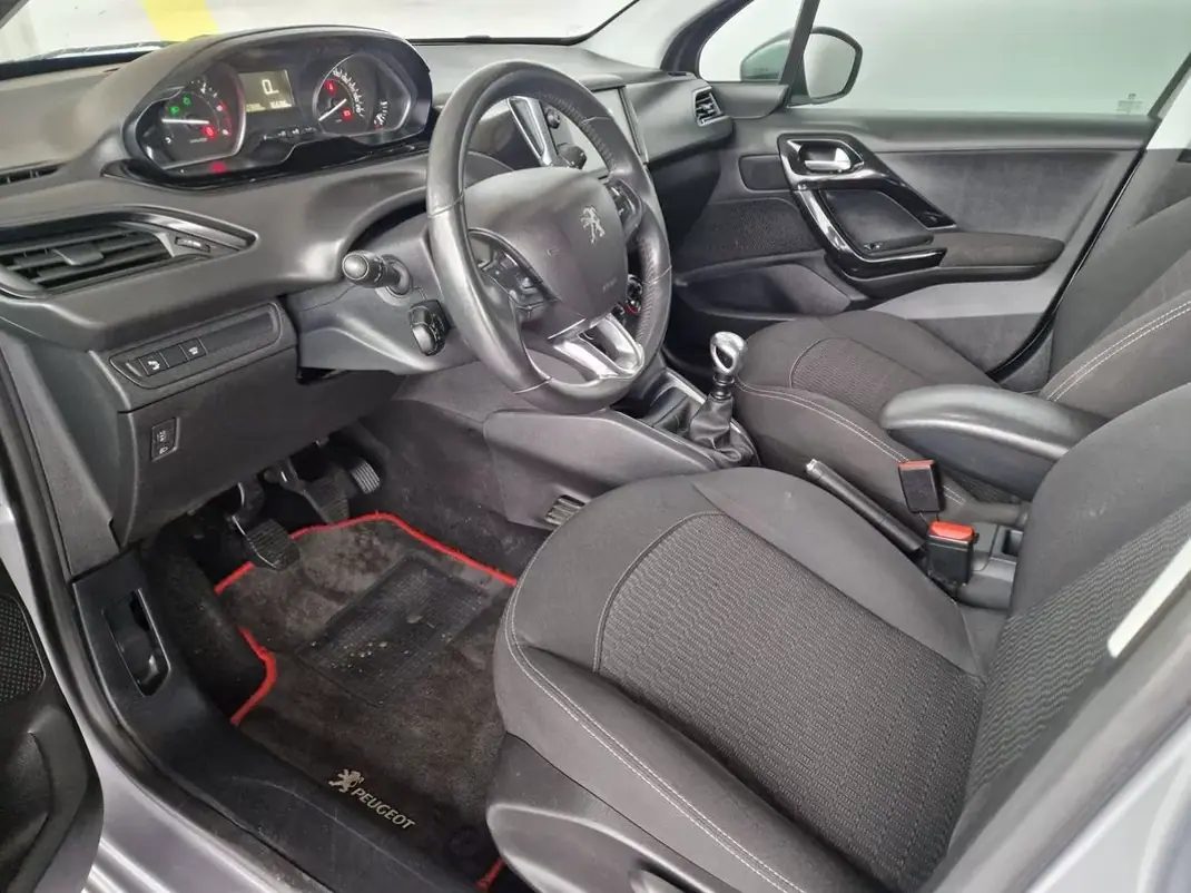 Peugeot 208 2019 - 13750 EUR, 180000 km - AUTO.MOTO.pt - 180000km - foto 2 de 11