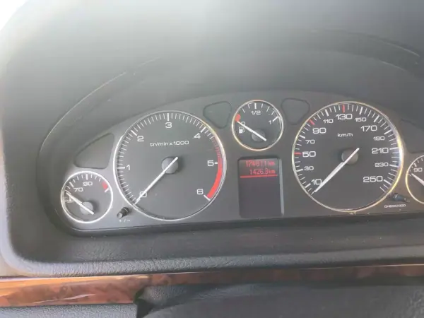 Peugeot 407 SW 2008 - 7965 EUR, 175000 km - AUTO.MOTO.pt - 175000km - foto 11 de 14