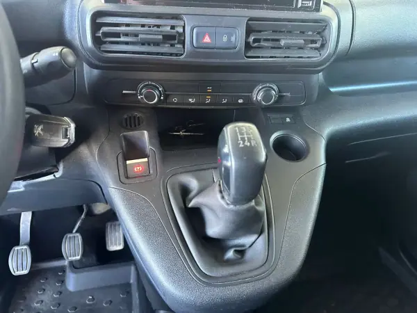 Peugeot Partner 2019 - 13900 EUR, 180422 km - AUTO.MOTO.pt - 180422km - foto 20 de 28