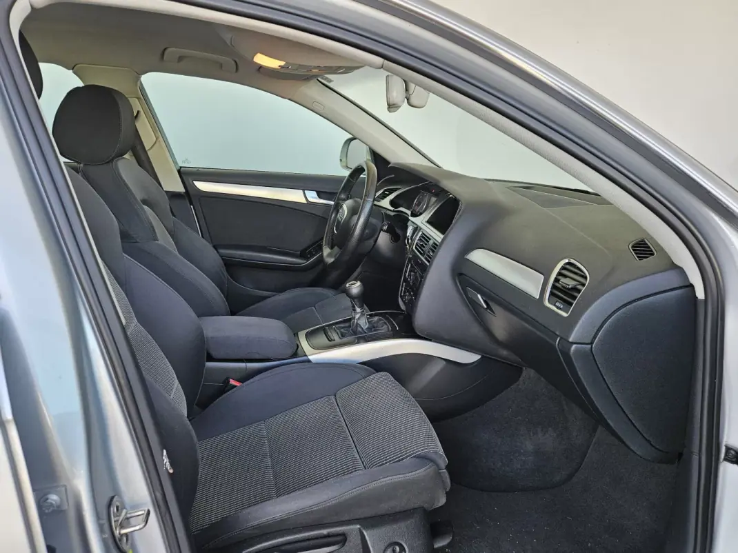 Audi A4 Avant 2010 - 9750 EUR, 298000 km - AUTO.MOTO.pt - 298000km - foto 4 de 7