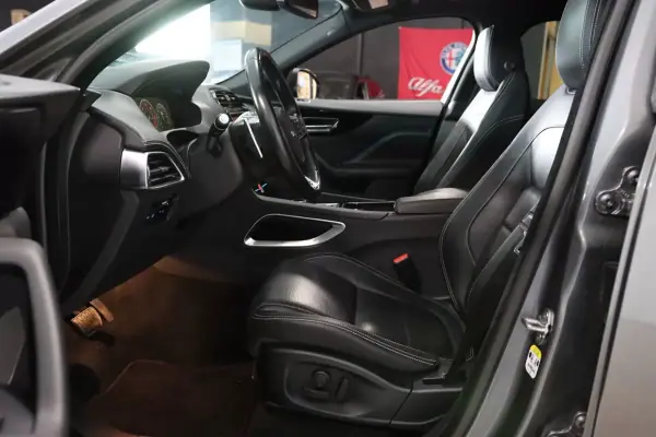 Jaguar F-Pace 2018 - 33900 EUR, 70000 km - AUTO.MOTO.pt - 70000km - foto 5 de 39