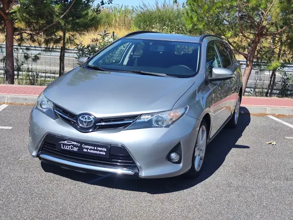 Toyota Auris Touring Sports 2015 - 11480 EUR, 229000 km - AUTO.MOTO.pt - 229000km - foto 2 de 39