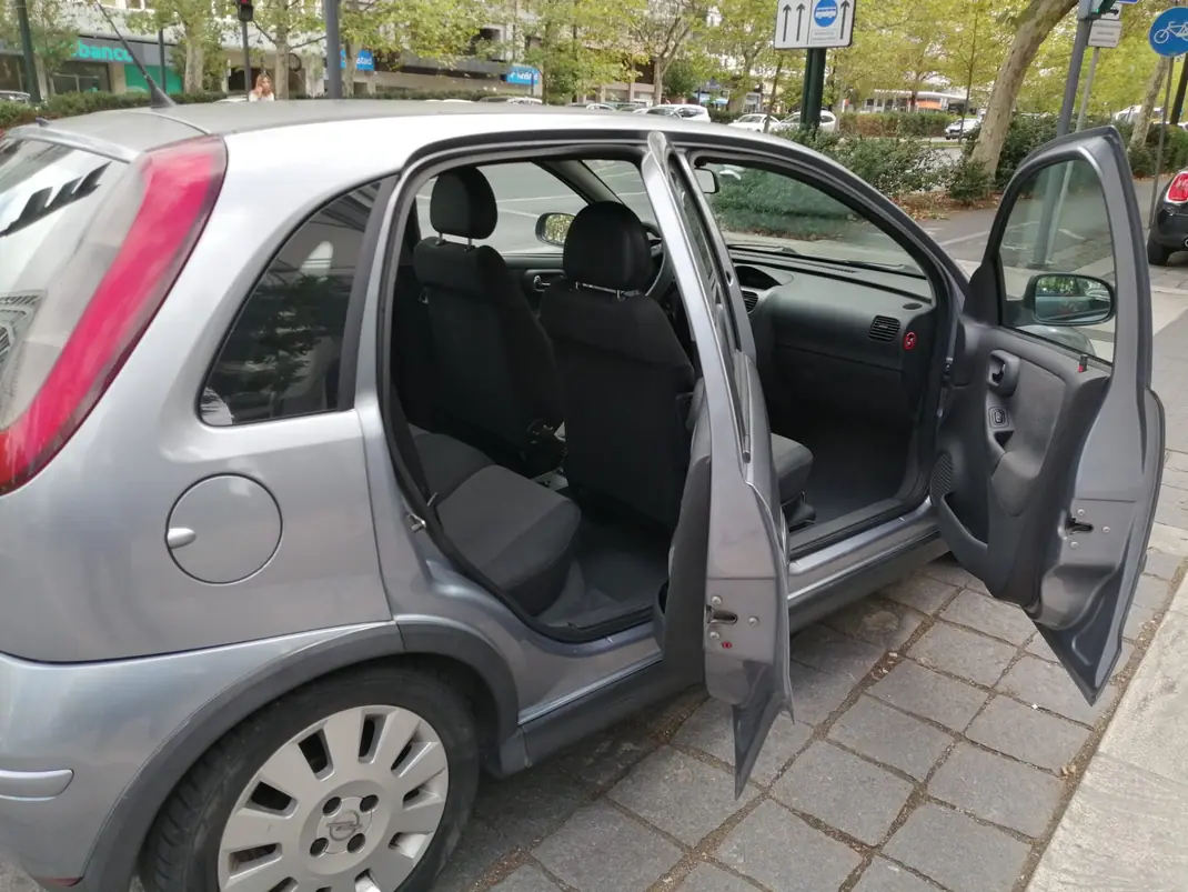 Opel Corsa 2004 - 3850 EUR, 285000 km - AUTO.MOTO.pt - 285000km - foto 3 de 18
