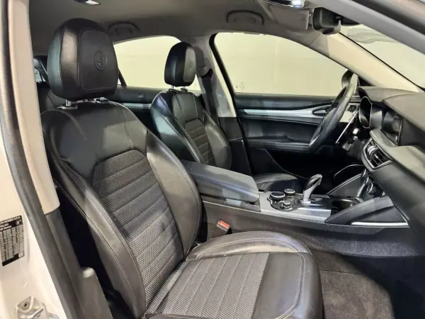 Alfa Romeo Stelvio 2017 - 22900 EUR, 215900 km - AUTO.MOTO.pt - 215900km - foto 17 de 60