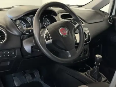 Fiat Punto 2017 - 9250 EUR, 97114 km - AUTO.MOTO.pt - 97114km - foto 5 de 13