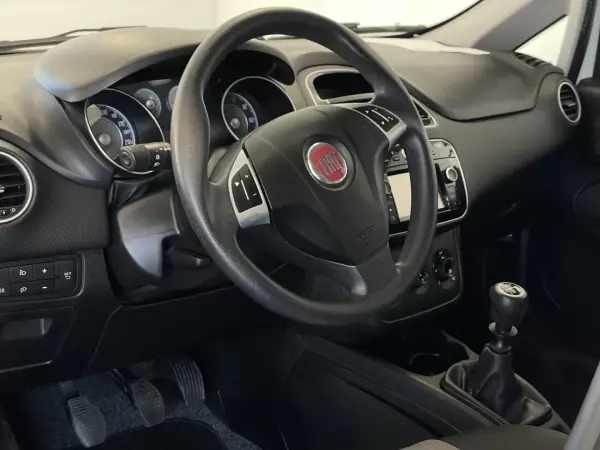 Fiat Punto 2017 - 9250 EUR, 97114 km - AUTO.MOTO.pt - 97114km - foto 5 de 13