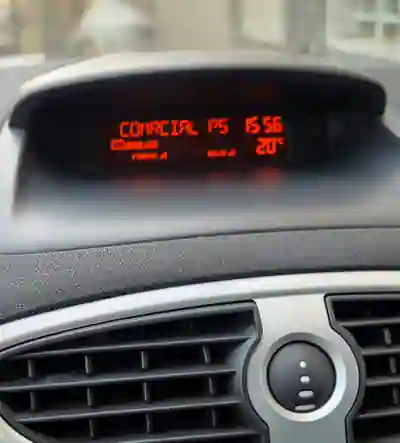 Renault Clio 2008 - 3990 EUR, 199500 km - AUTO.MOTO.pt - 199500km - foto 11 de 19